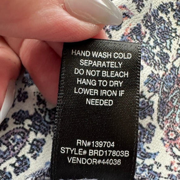 Red by BKE Floral Flutter Sleeve Purple Blue Blouse Size Large - Picture 11 of 12